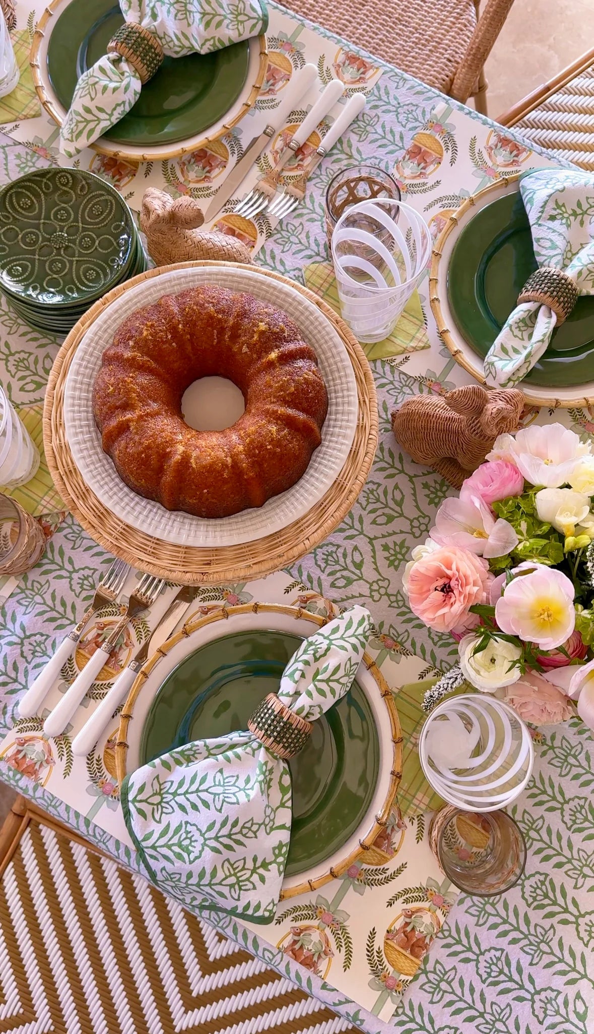 Tablecloth 80" x 120" Flower Row Parakeet
